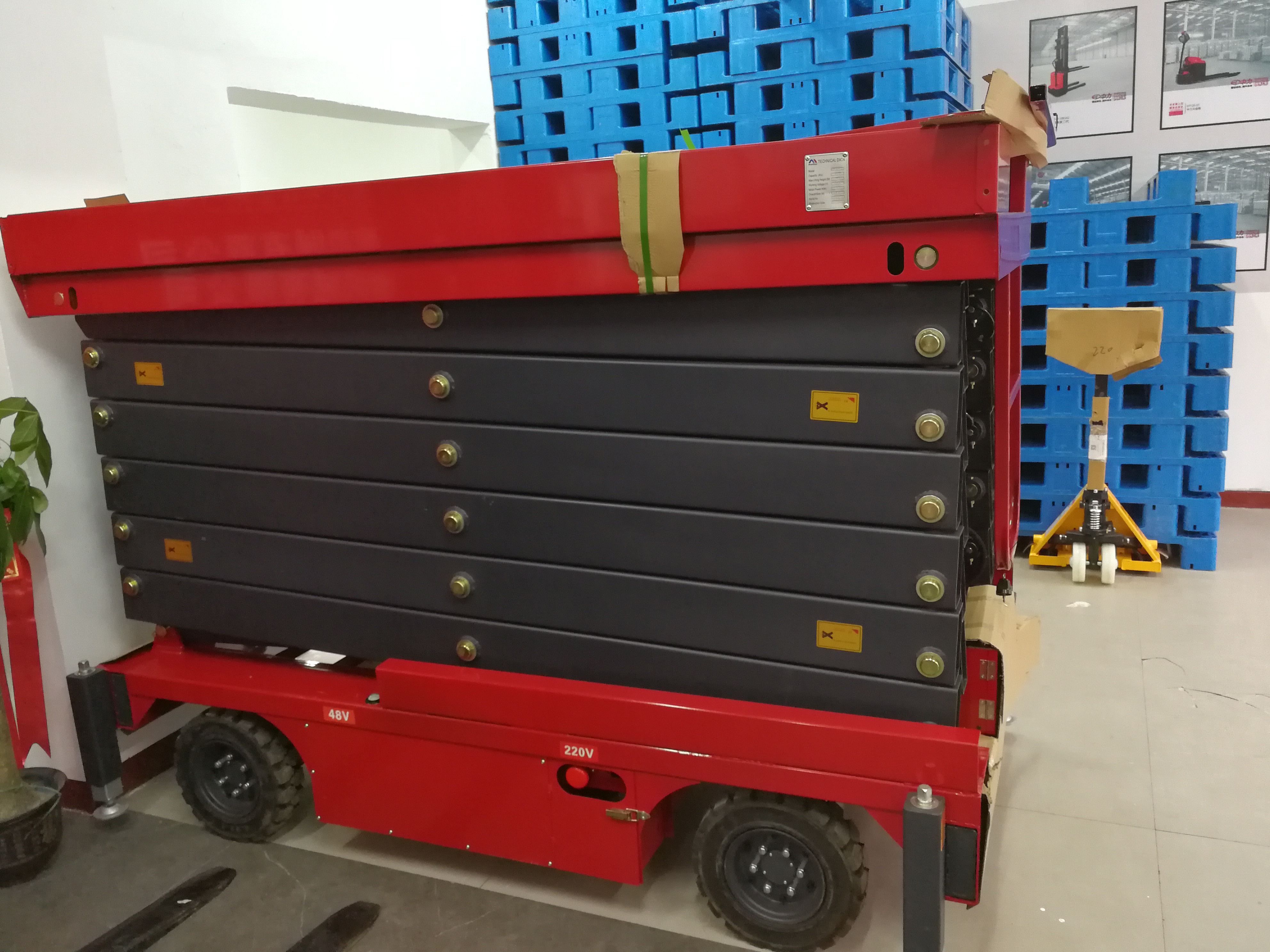 自行走剪叉式高空作業平臺 自行走剪叉式高空作業平臺